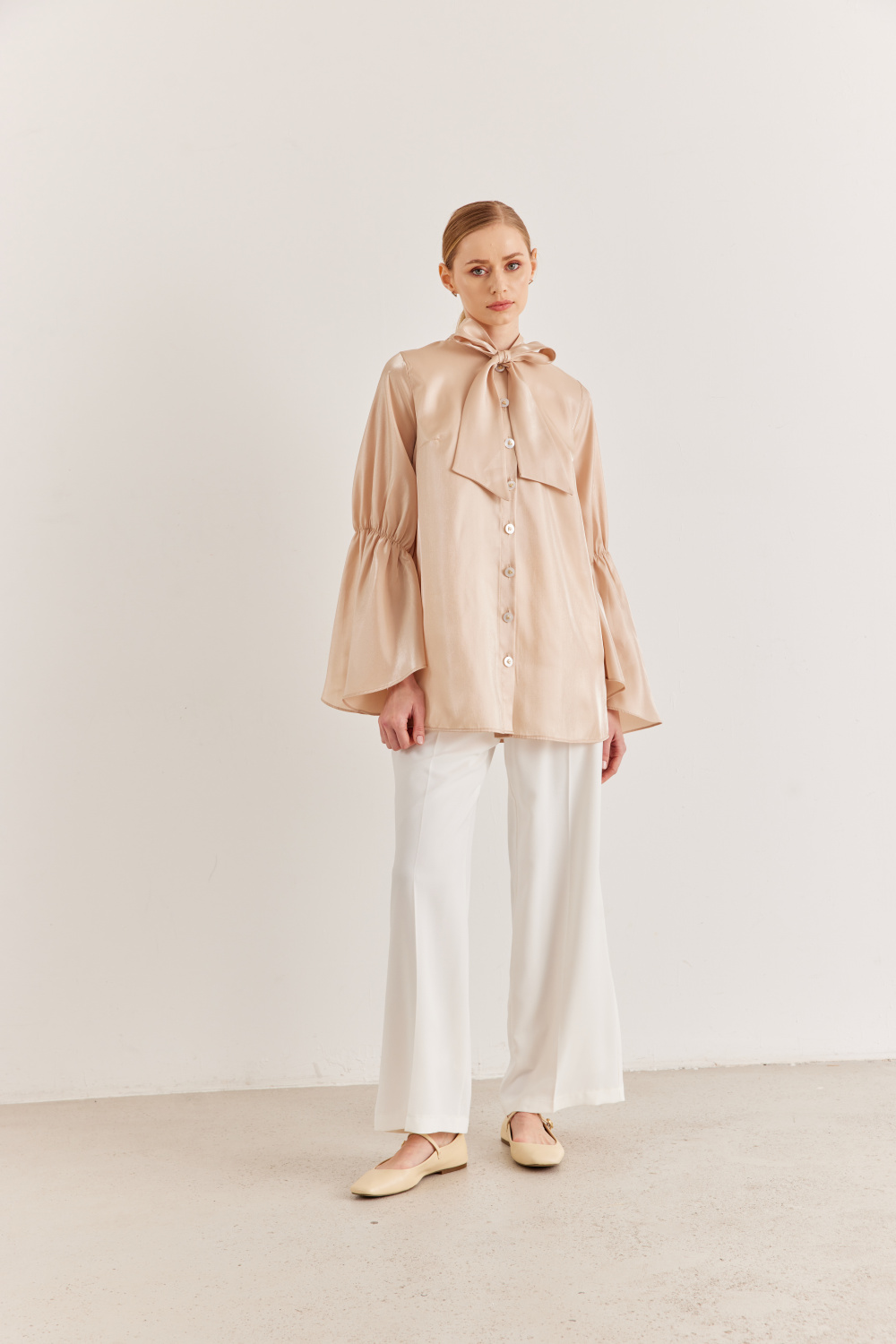  Fular Detaylı Parlak Bluz Bej - 